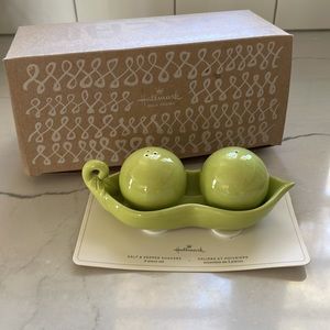 NWT Hallmark Pea Pod Salt & Pepper Shakers